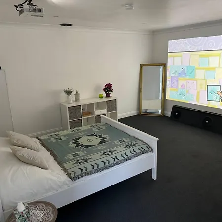 Spacious Private Cinema Guest House Brentwood Exterior photo