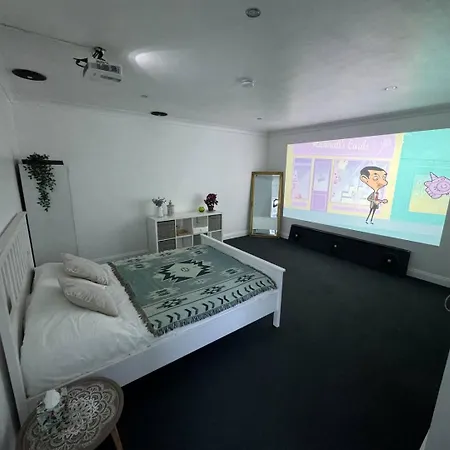Spacious Private Cinema Guest House Brentwood Exterior photo