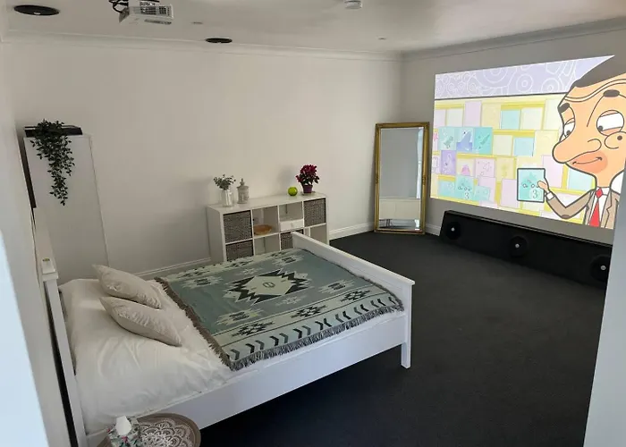 Spacious Private Cinema Guest House
