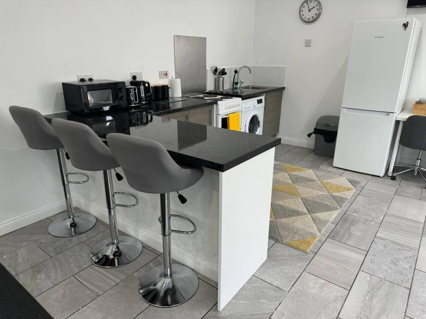Spacious Private Cinema Apartment *