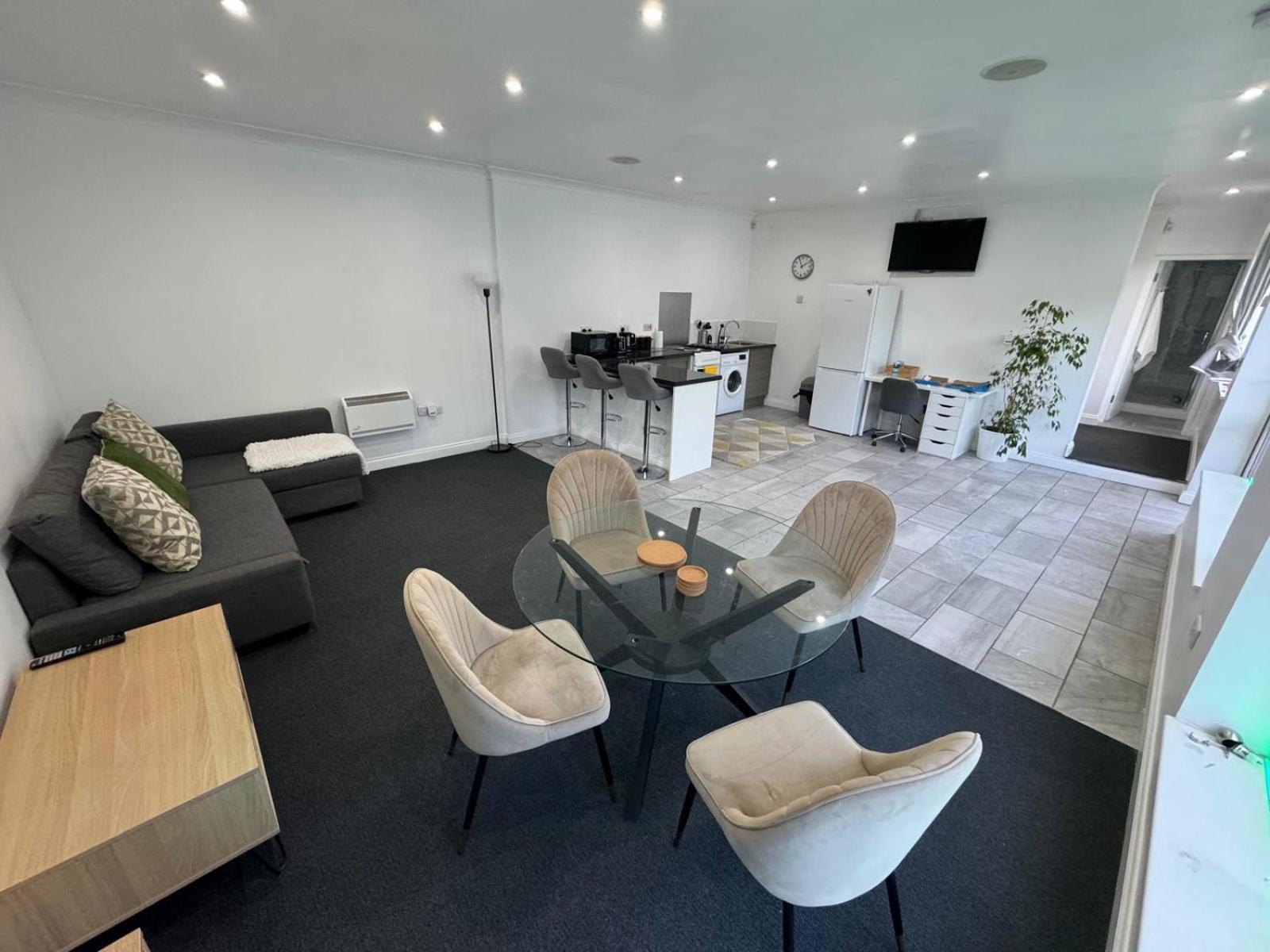 Apartment Spacious Private Cinema