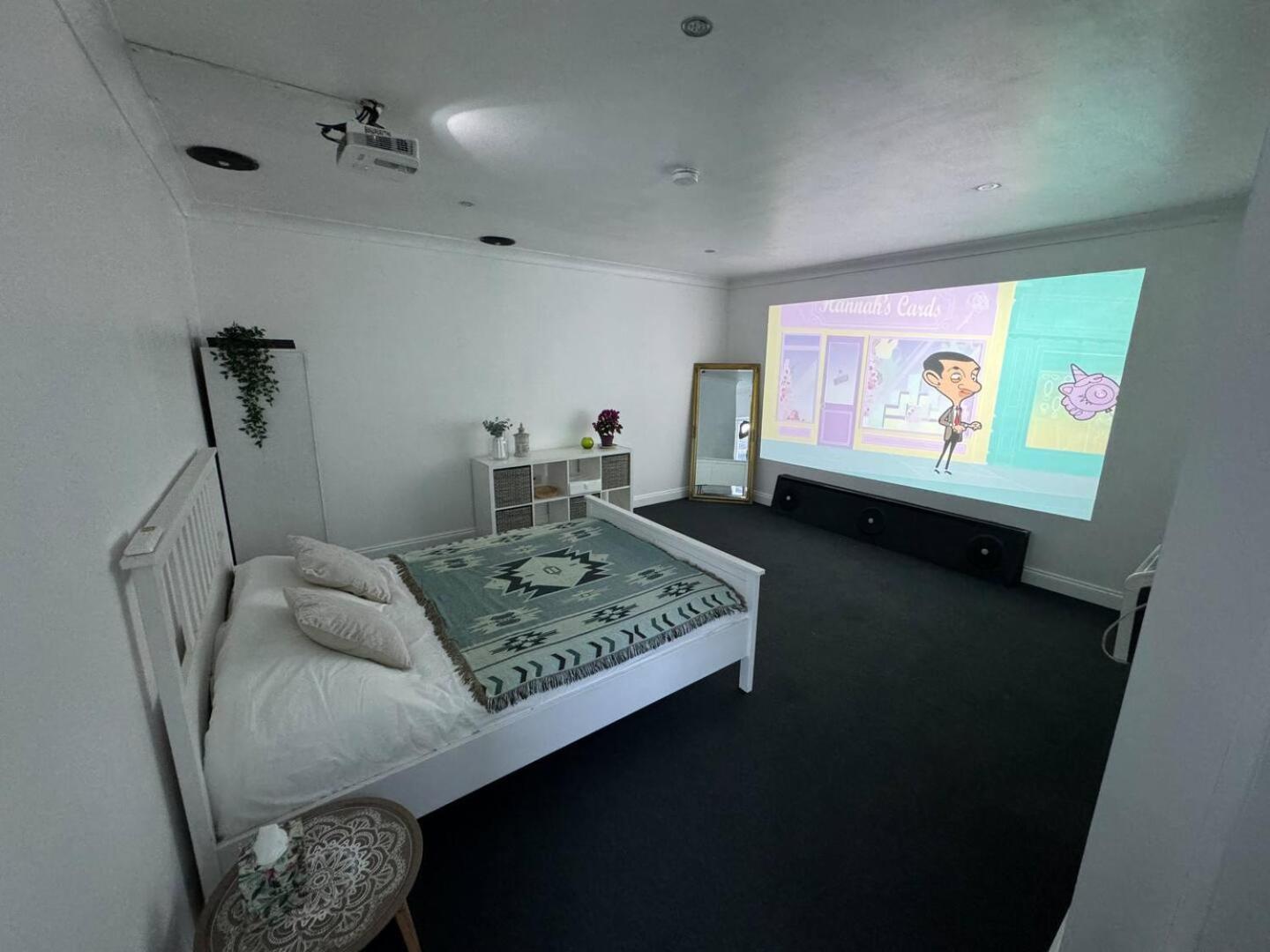 Spacious Private Cinema Apartment Brentwood